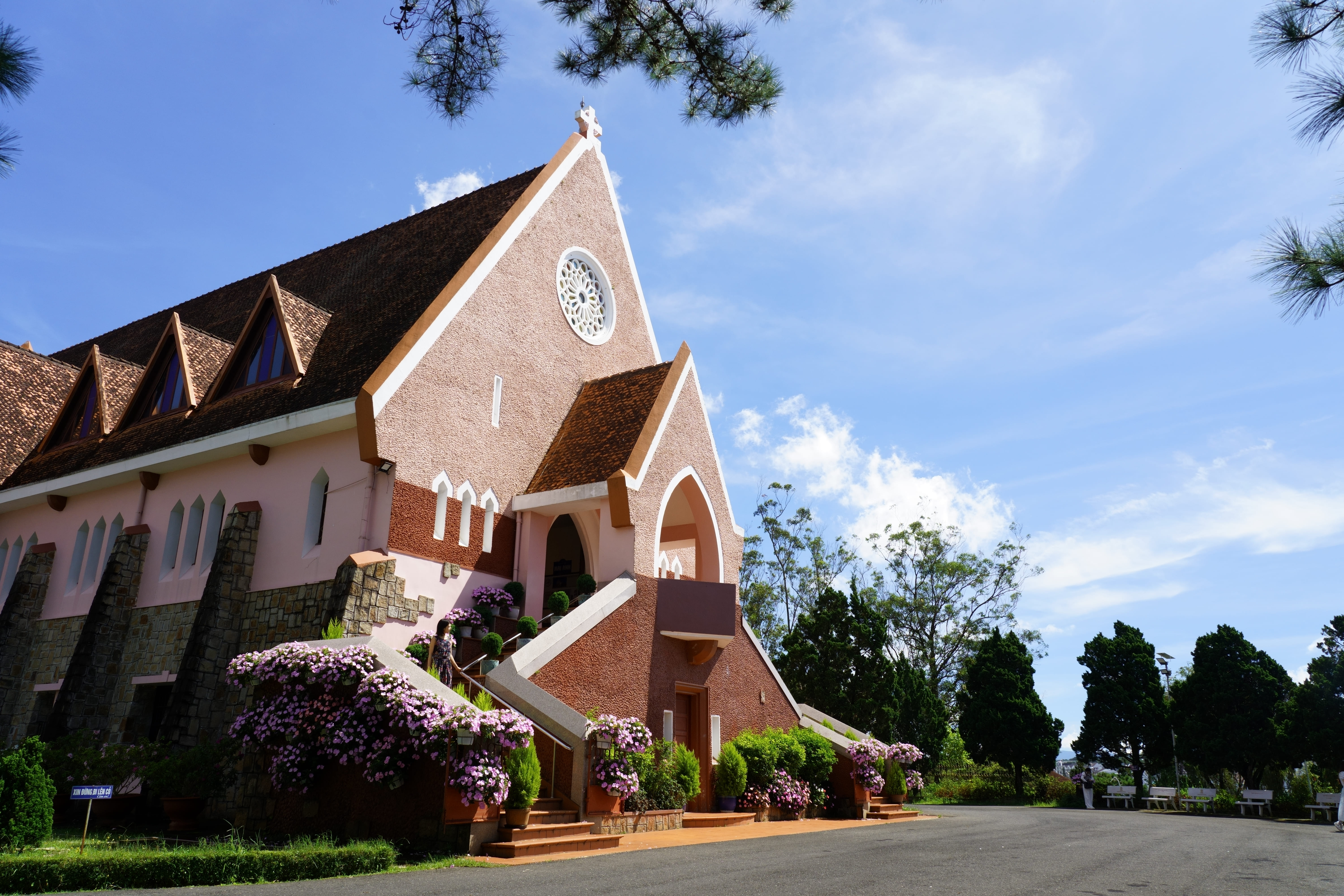 通称「さくら教会」の名前で親しまれている