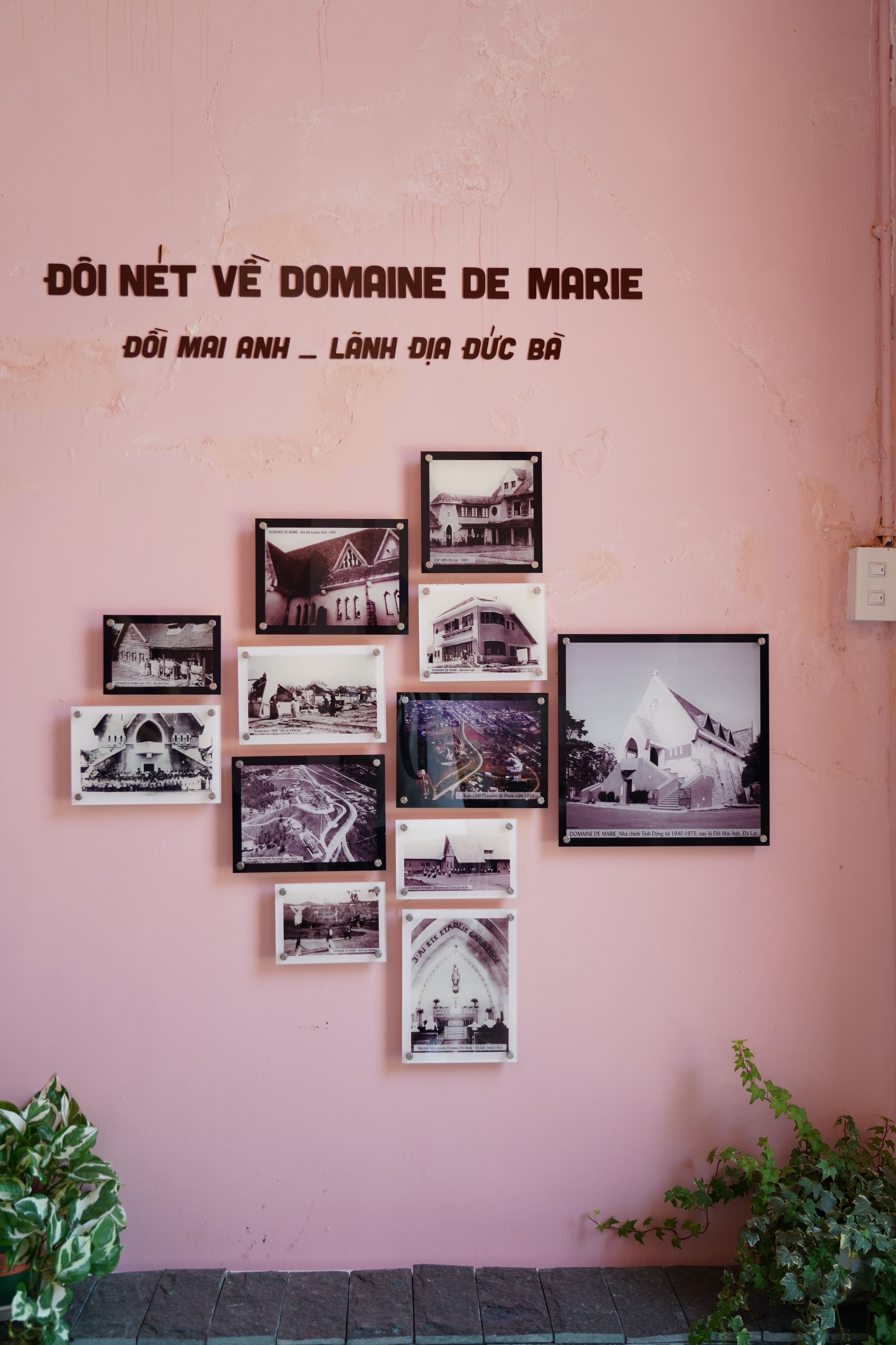 中庭の回廊では教会の歴史資料などを展示している