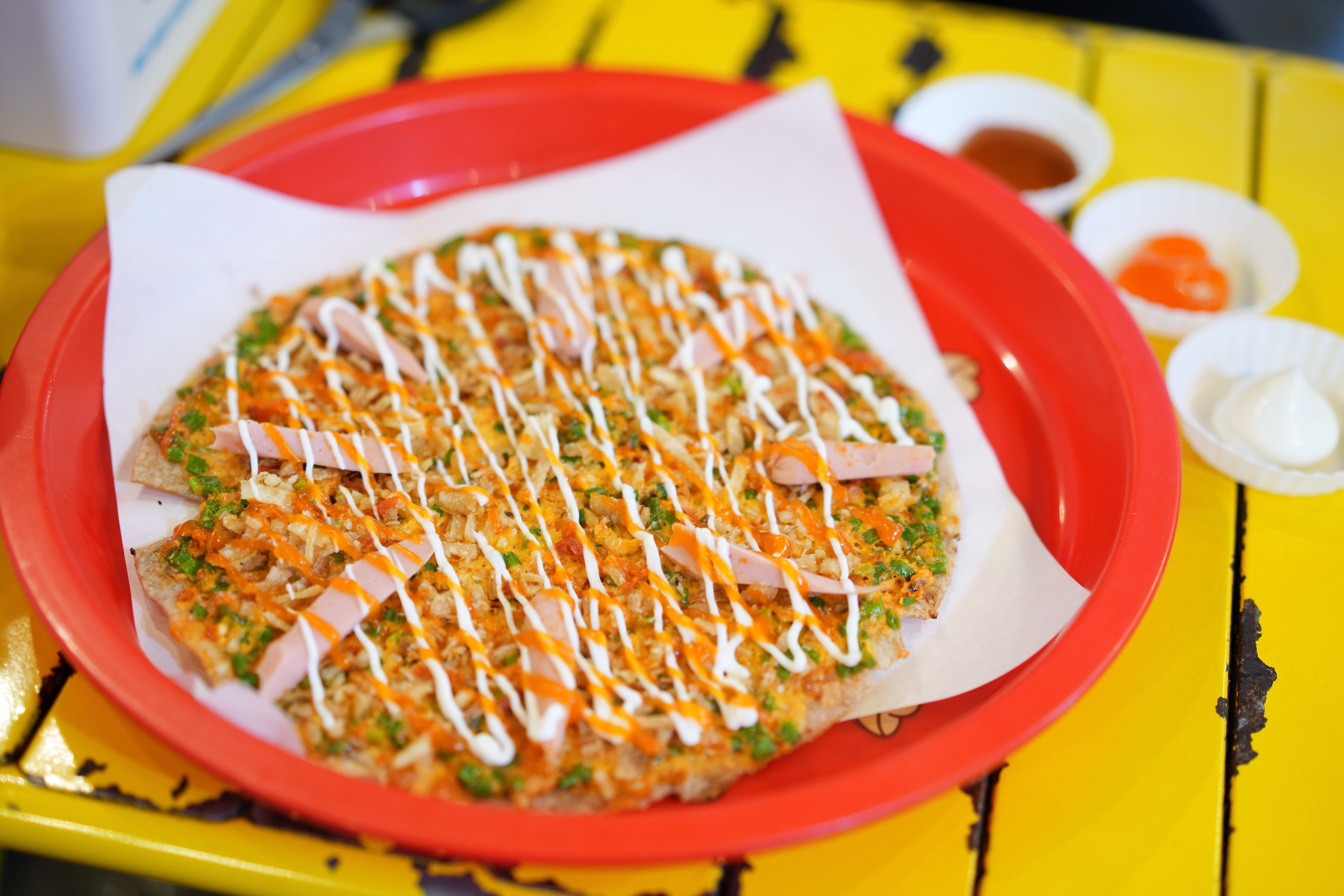 ダラット名物「ダラット・ピザ」。焼いた米粉の生地の上にトマトソースやマヨネーズ、ハムなどをトッピング