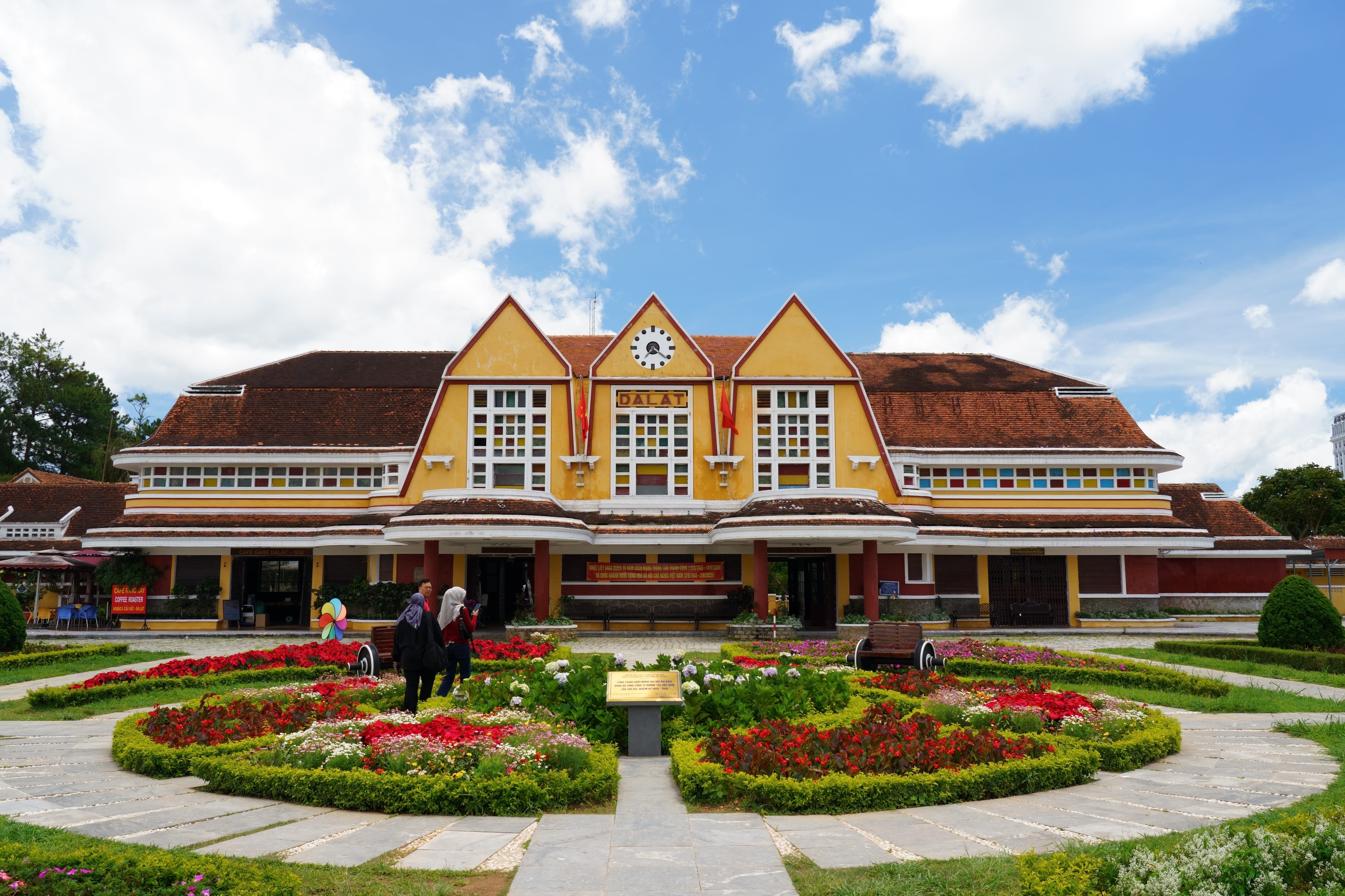 3つ並ぶ、かわいらしい三角屋根は駅舎のシンボル