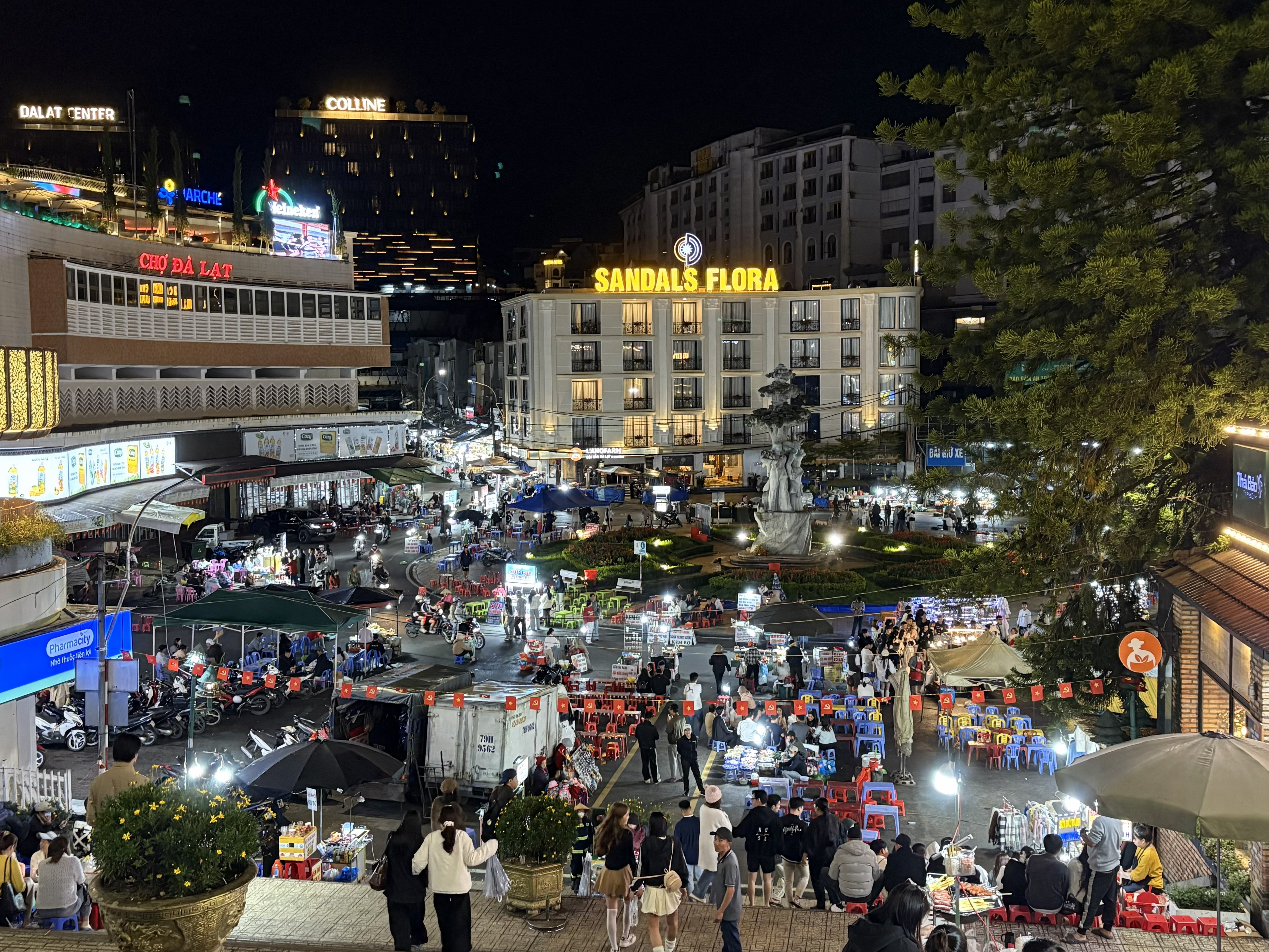 広場を中心に、連日大盛況の屋台が並ぶ