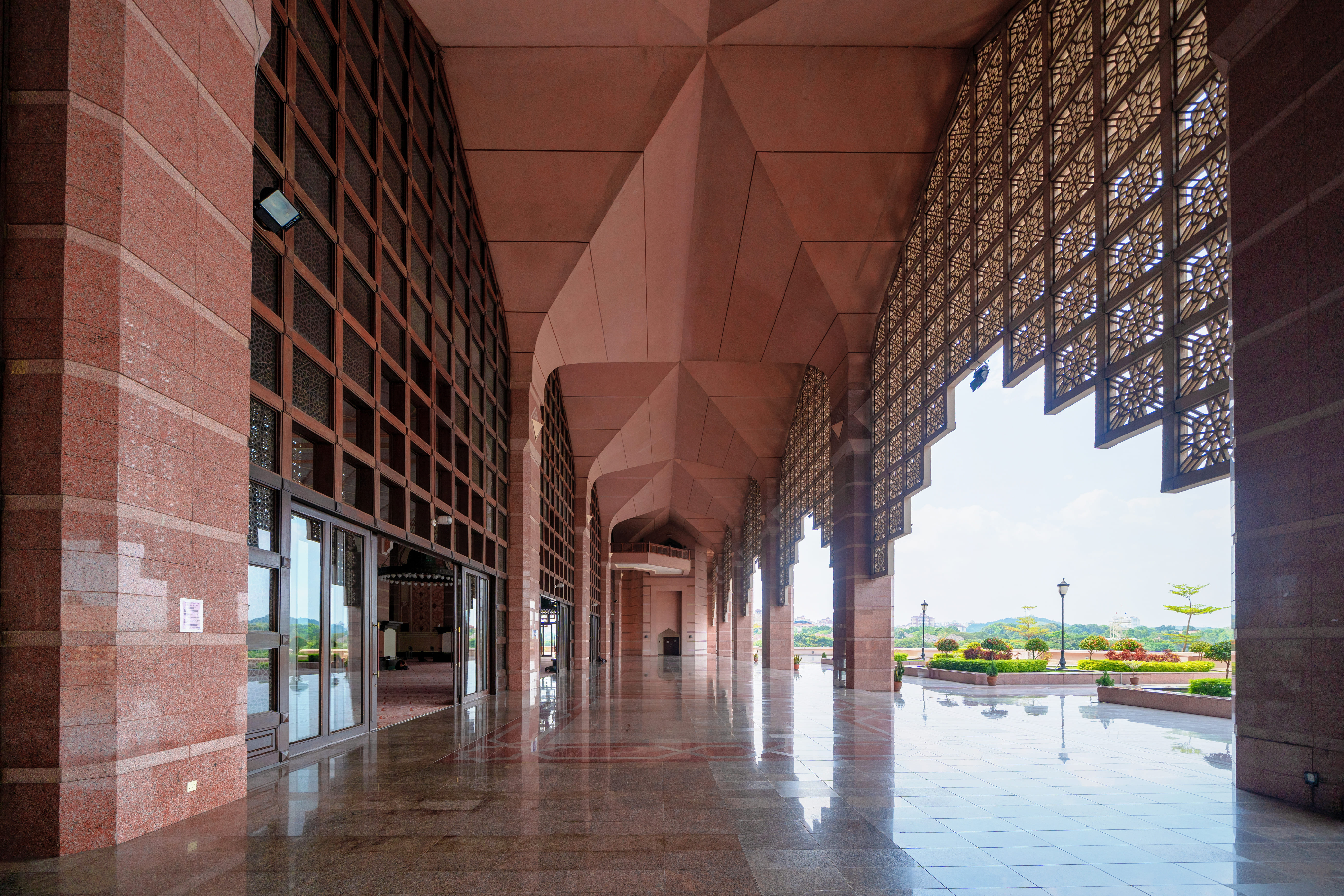 内部は靴を脱いで歩く。大理石のひんやりした感触が心地いい