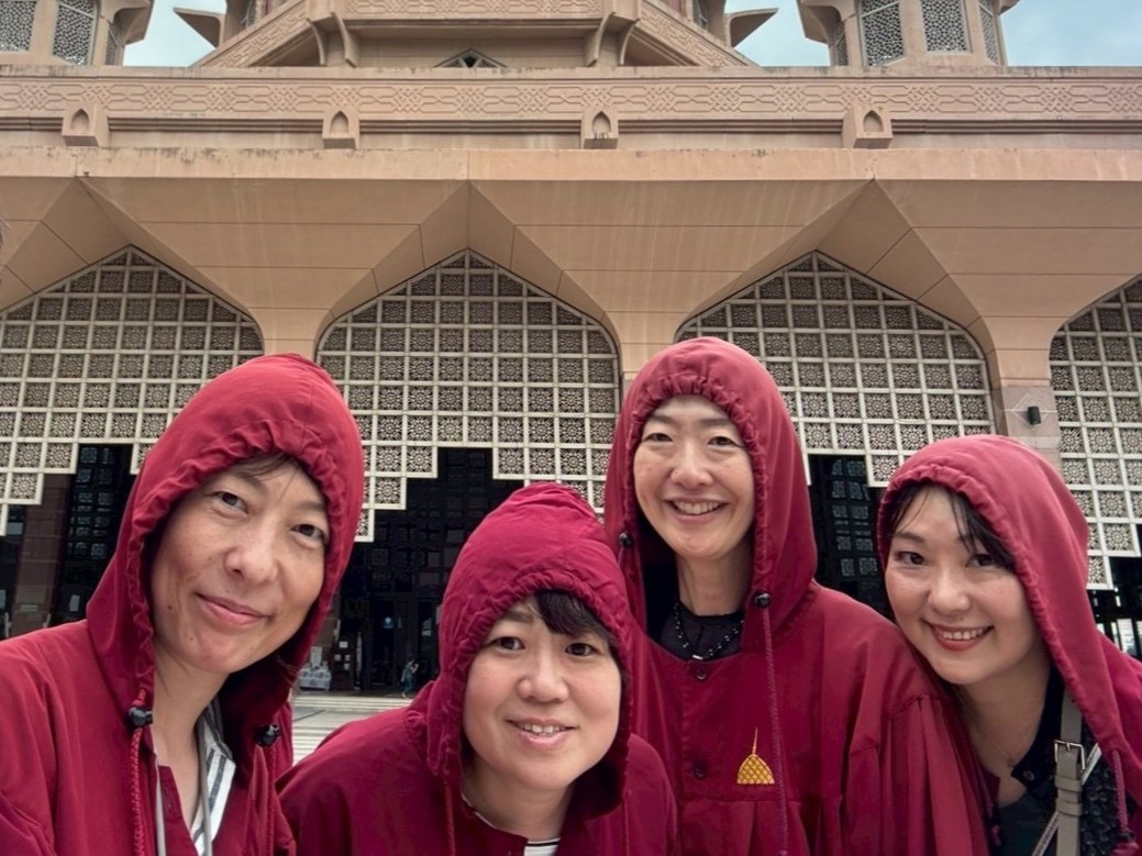 観光客は無料でフード付きのローブを借りることができる。写真撮影も可能