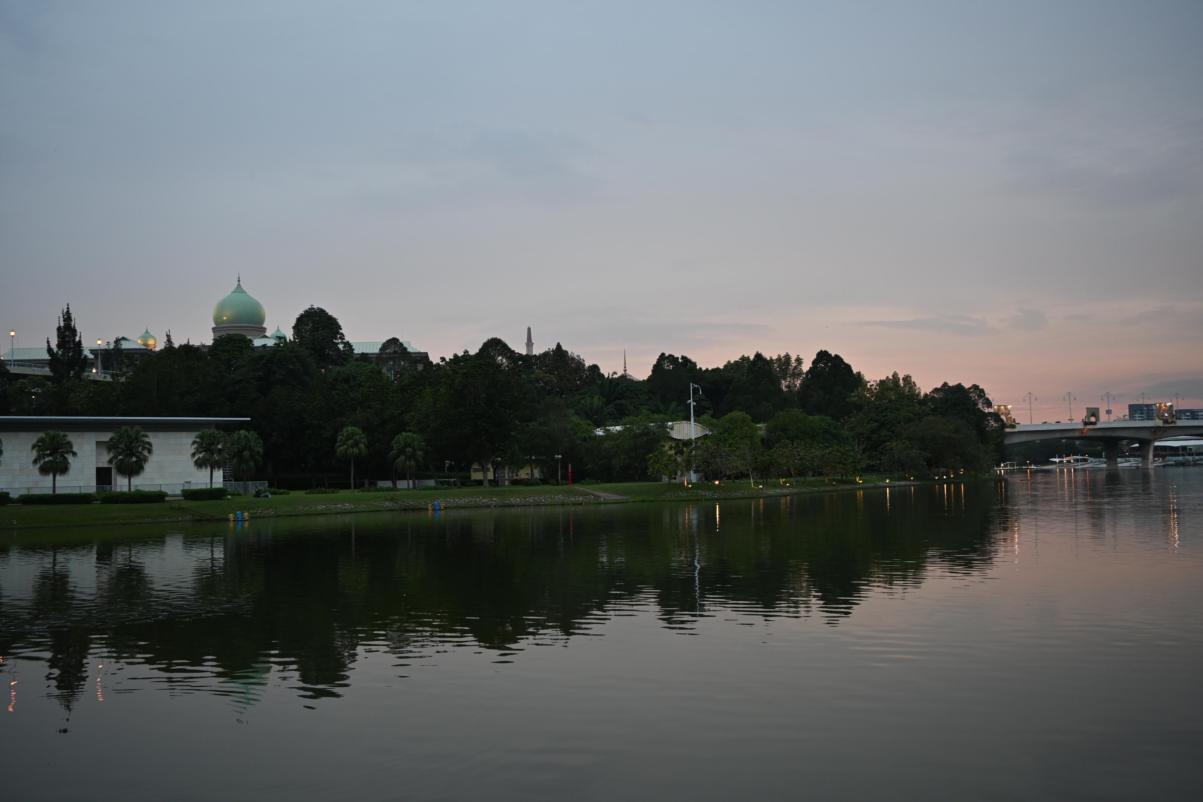 エメラルドグリーンのドームをもつ建物は首相官邸。ムガール様式のモダンなイスラム建築を取り入れている