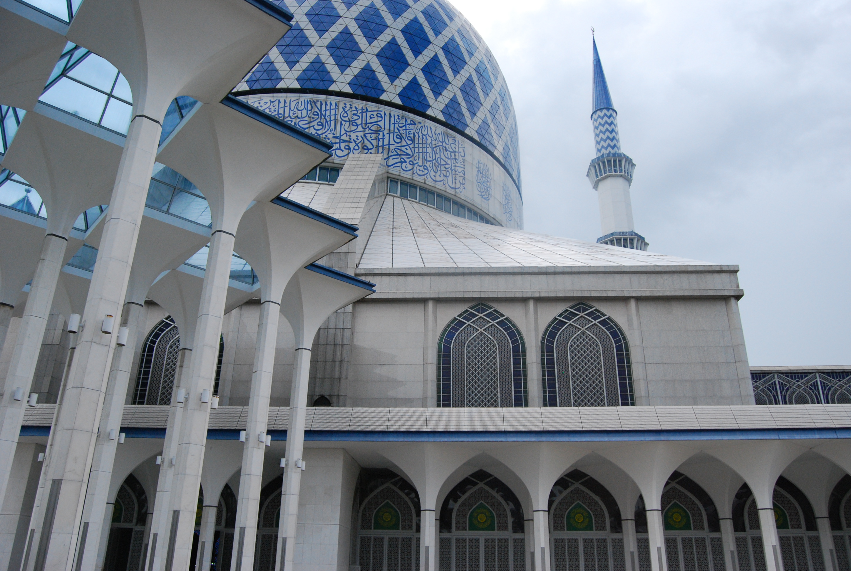 ミナレットの垂直方向は人間と神のつながり、水平方向は人間と環境の関係性を表現しているといわれる