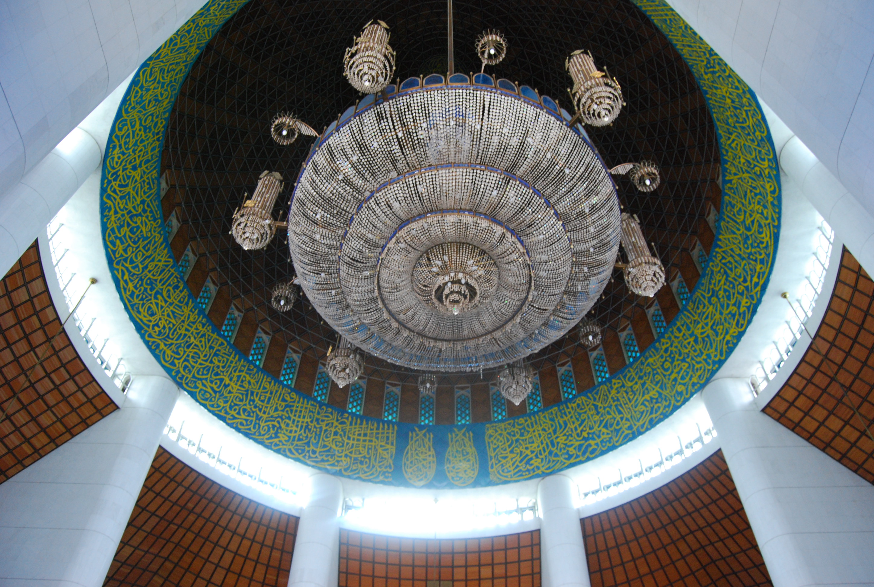 礼拝堂のドーム天井。緑色の部分はアラビア語を美しくデフォルメしたカリグラフィで彩られている