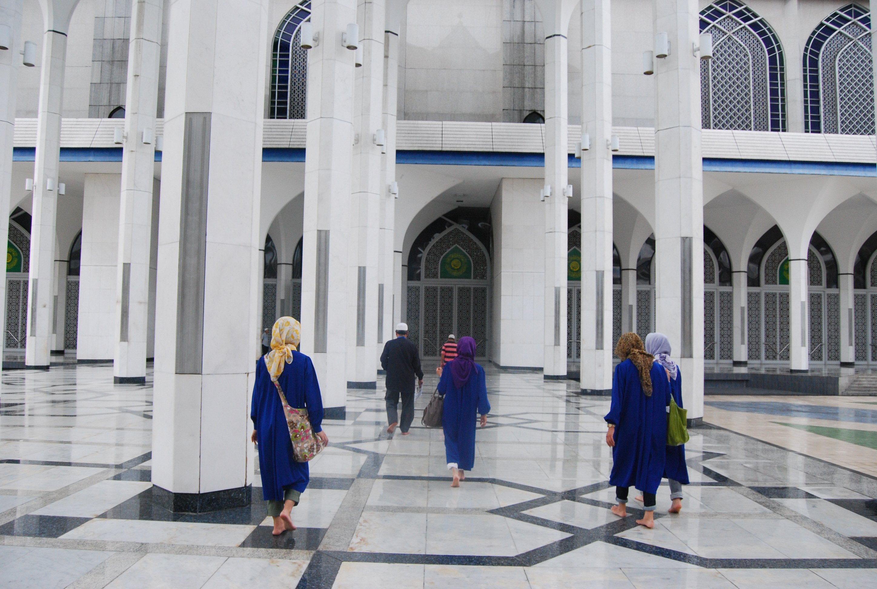 内部を歩くと、アーチ型のデザインが目に入る。これは、楔形の素材を積み重ねて空間をつくるイスラム建築の代表的な技法