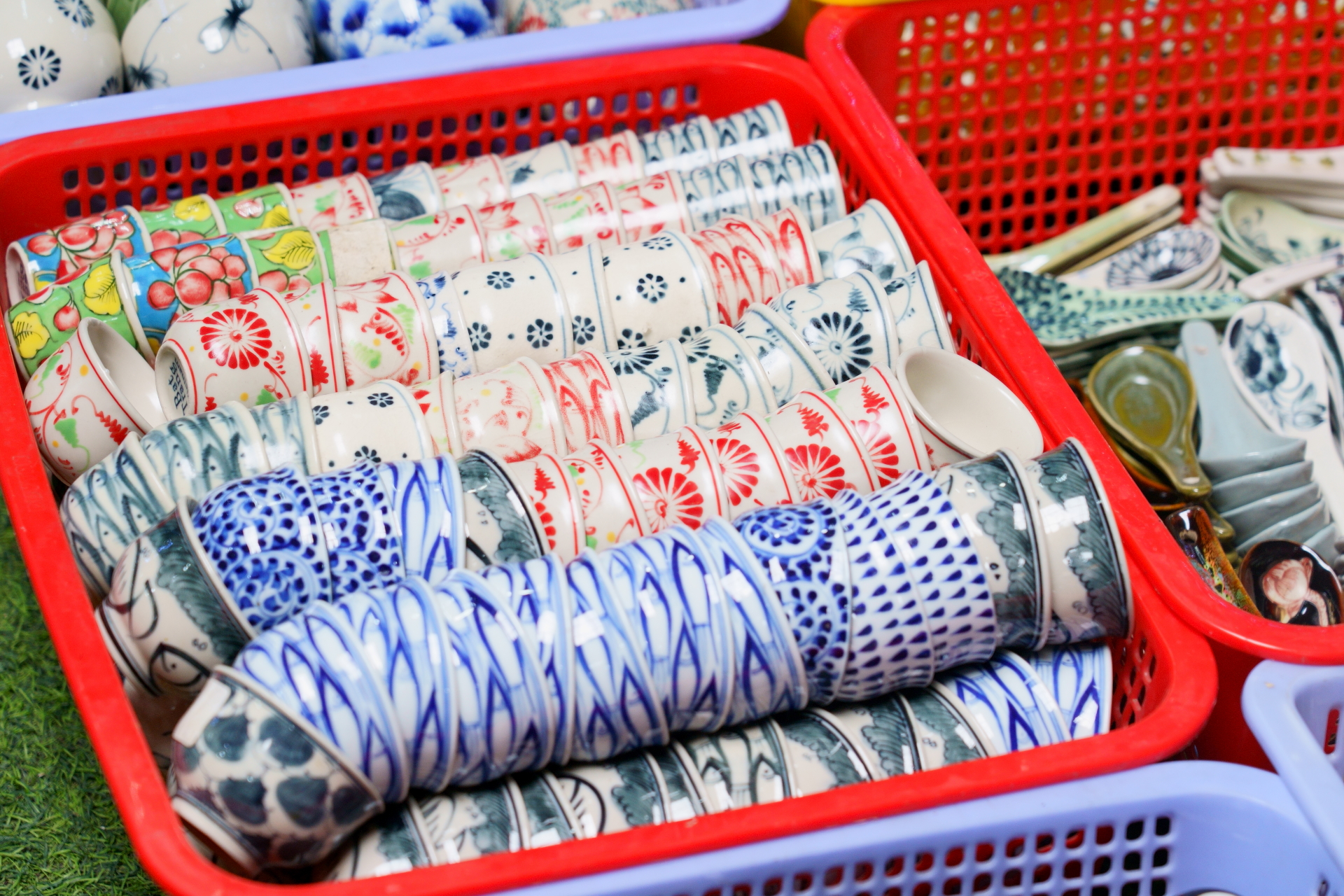 バッチャン焼がところ狭しと並ぶ陶器市場。小売店が集中しているのでまとめ買いにもおすすめ。