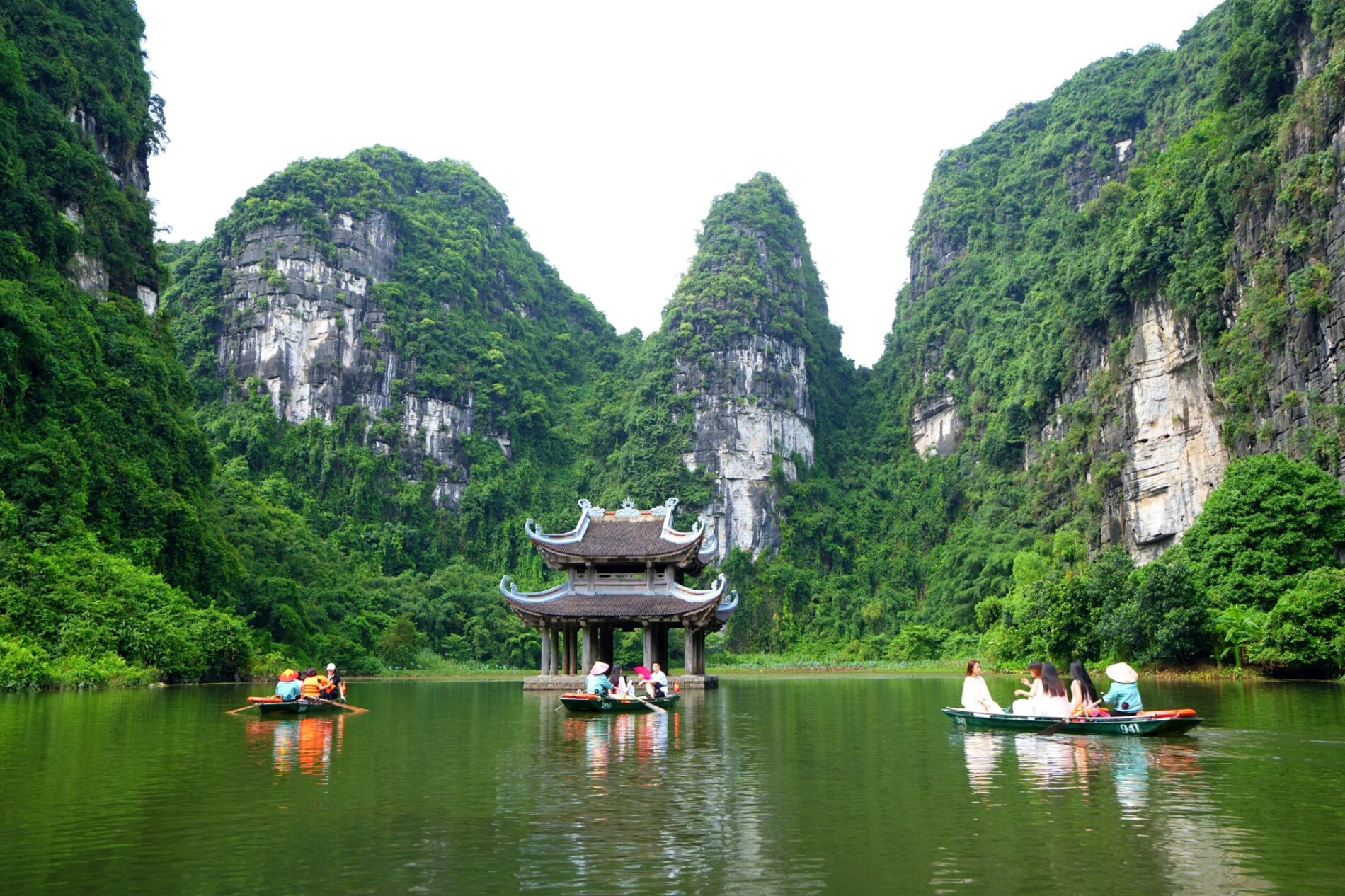 湖上に立つタン・カオソン寺は人気のフォトスポット。