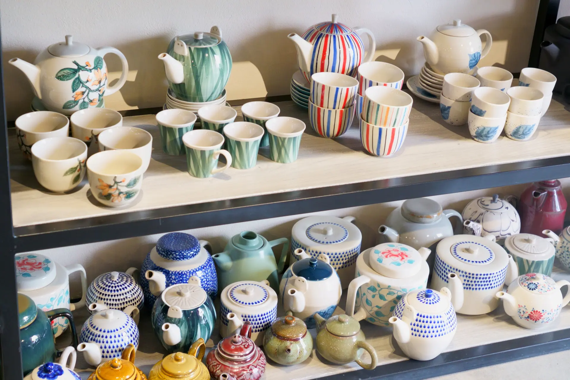 専門店ではモダンなデザインのバッチャン焼を探してみるのも楽しみ。