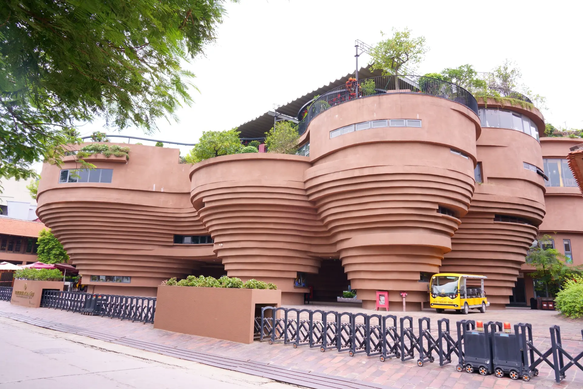 ロクロがモチーフの外観が目を引くバッチャン陶芸博物館はフォトジェニックスポットとしても話題。館内には制作体験スペース、ショップ、レストラン&カフェもある。