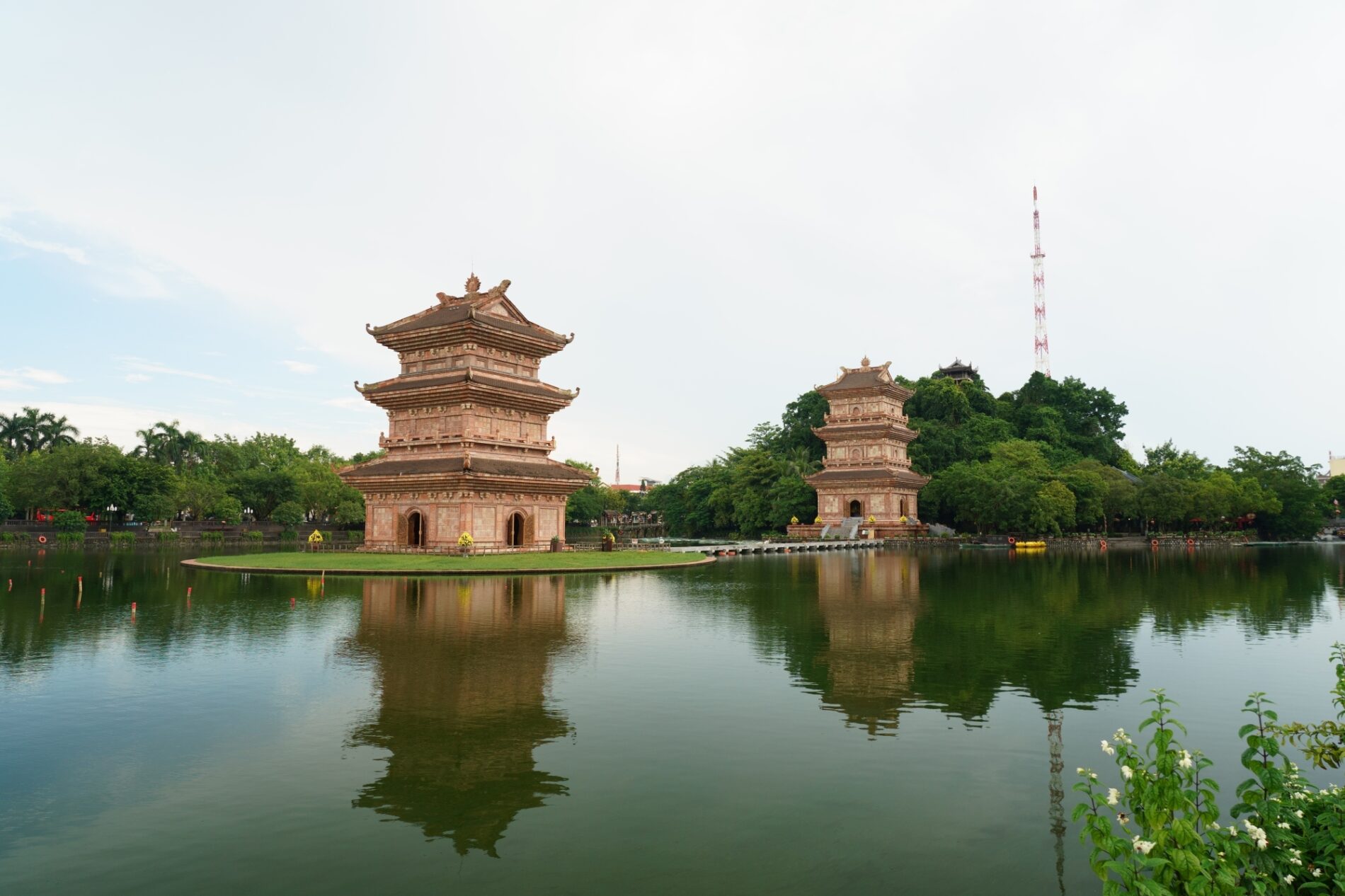 キラン湖の真ん中に立つトゥアン塔。
