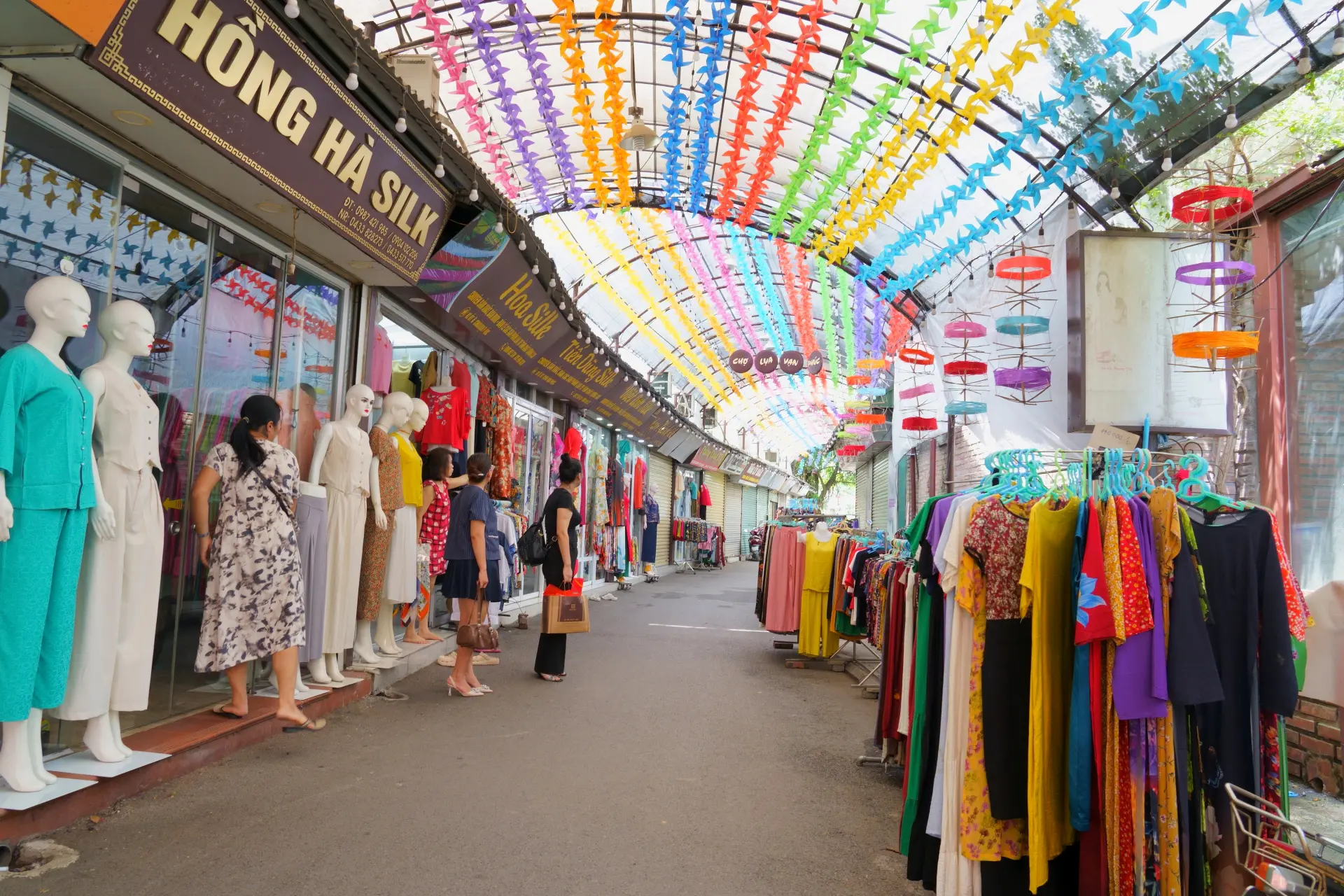 シルクを使った洋服や小物を販売する専門店がずらりと並ぶ通り。開店時間が遅い店が多いので、買物を楽しむなら午後に訪れるのがおすすめ。