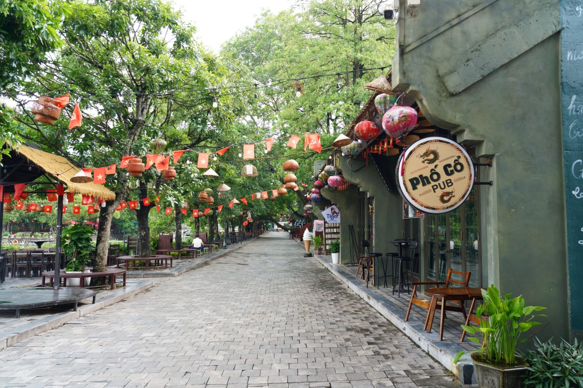 湖畔近くには屋台やカフェが並び、にぎわいを見せている。