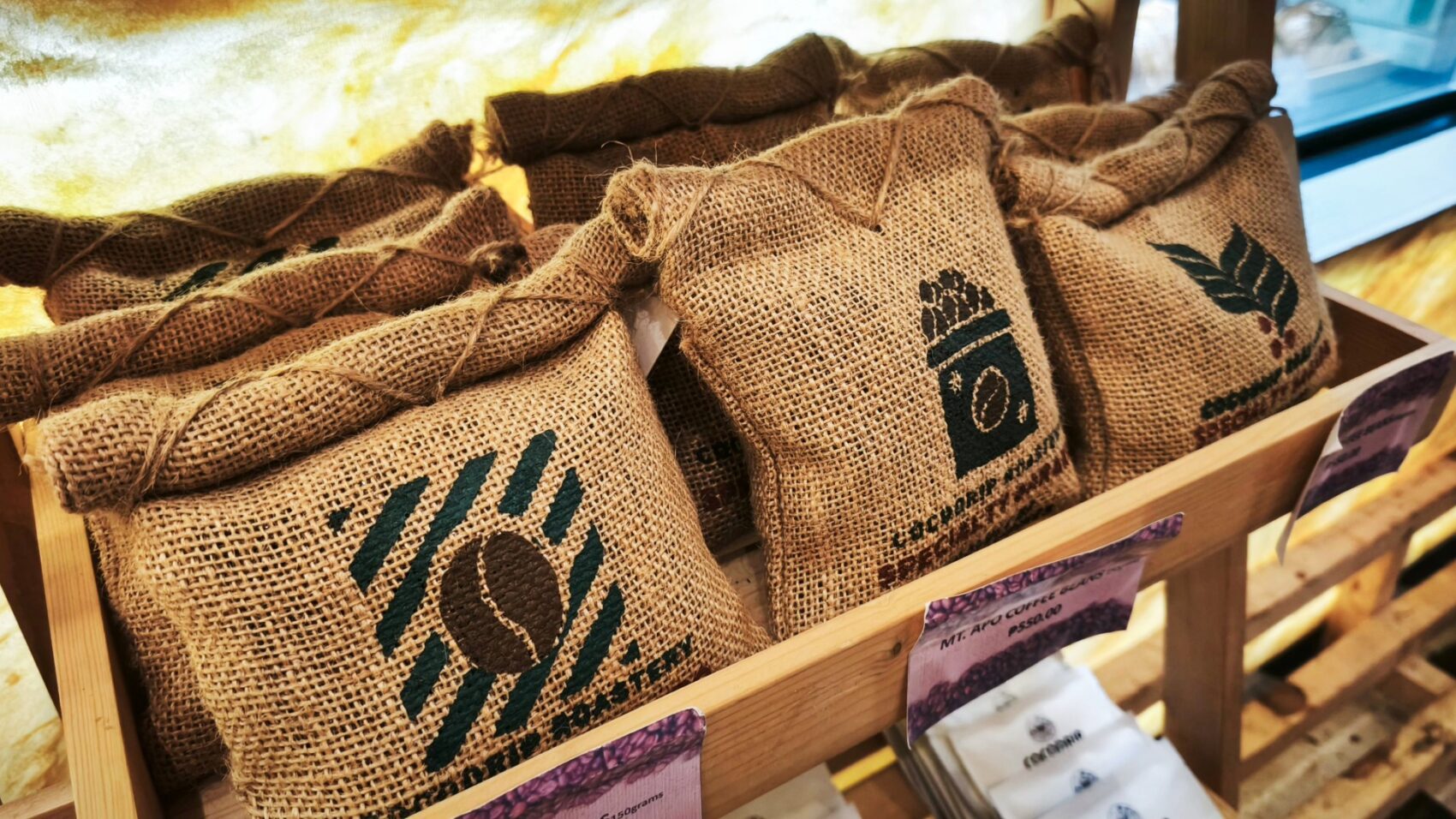 カフェで販売されているアポ山で採れたコーヒー豆