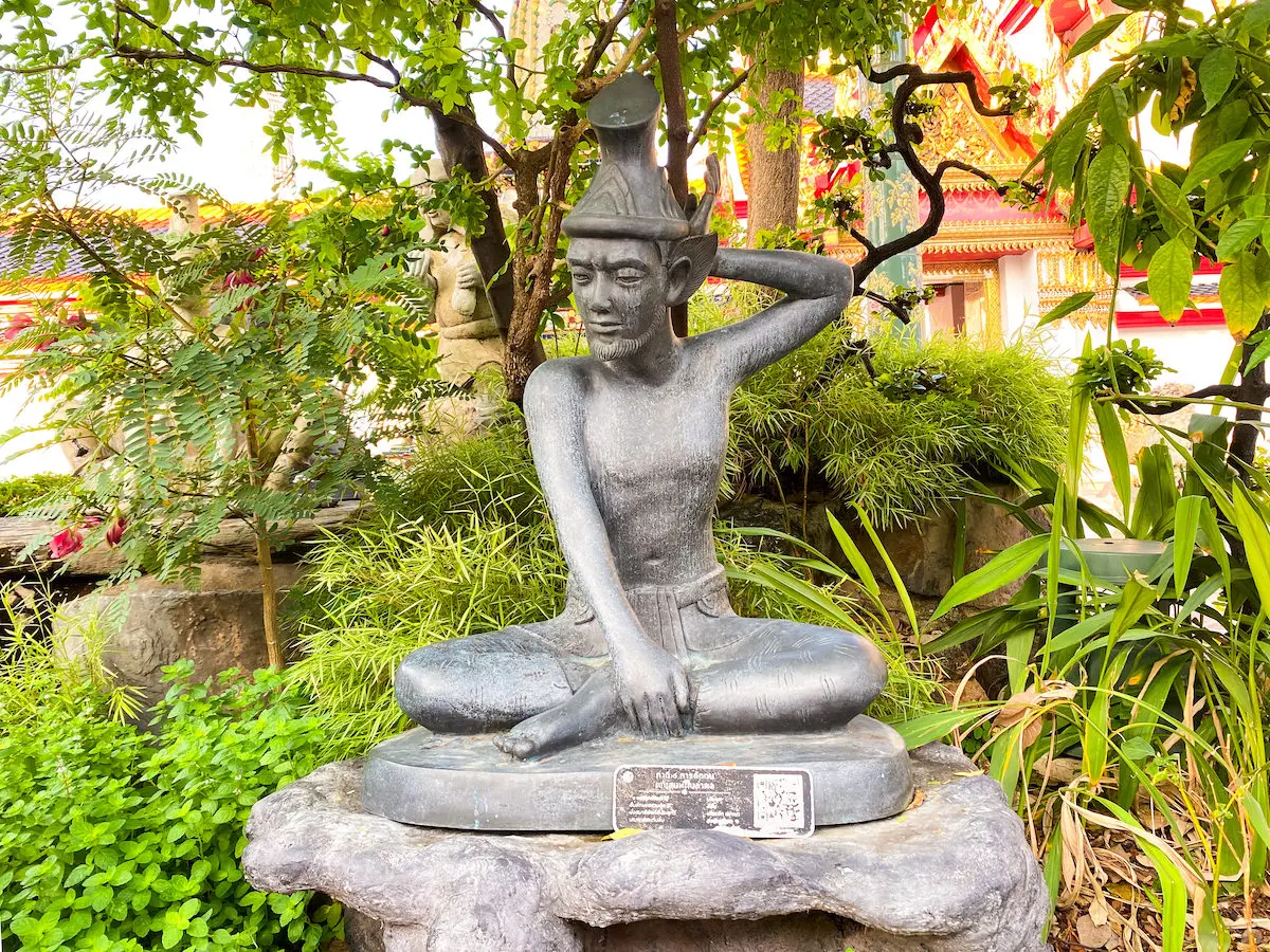 ワットポーにあるルーシーダットンの彫像