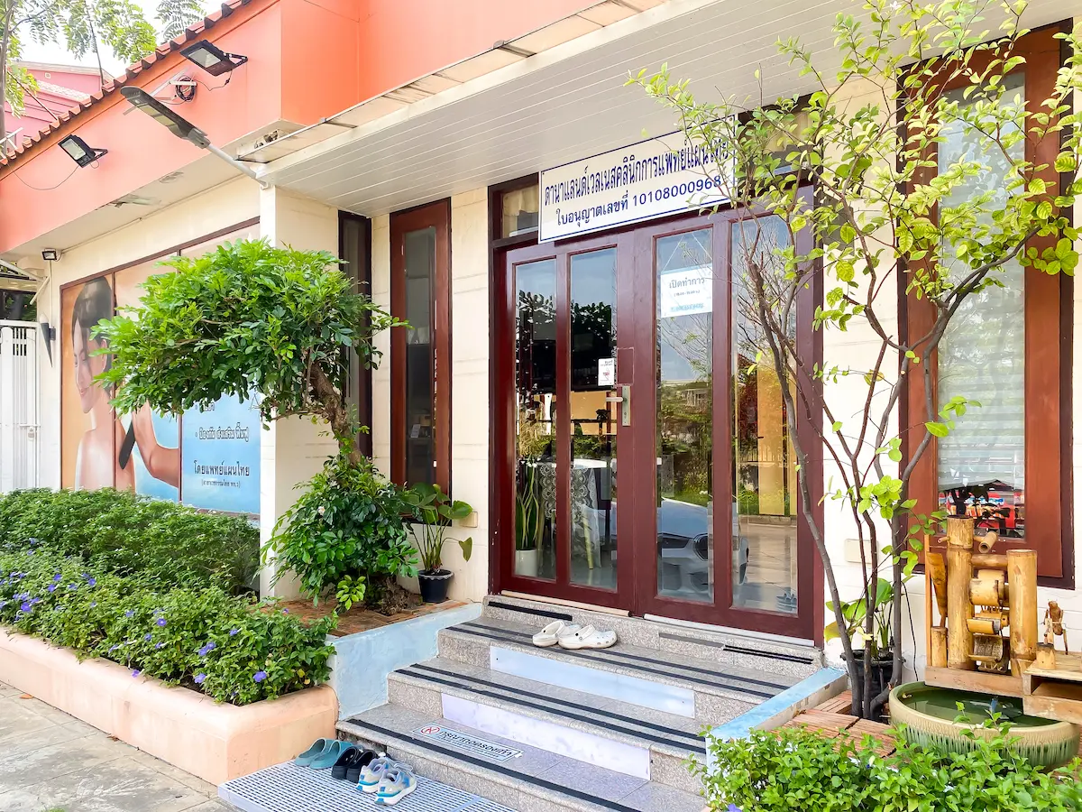 バンコクのDANALAND WELLNESSでは、問診をもとに状態を確認しながらトークセン施術を行います。 観光向けのスパとは異なり、伝統的な技術をベースにした実用的な施術が特徴です。トークセンを体験したい人にとって、現地の技術に触れられる場所のひとつと言えます。