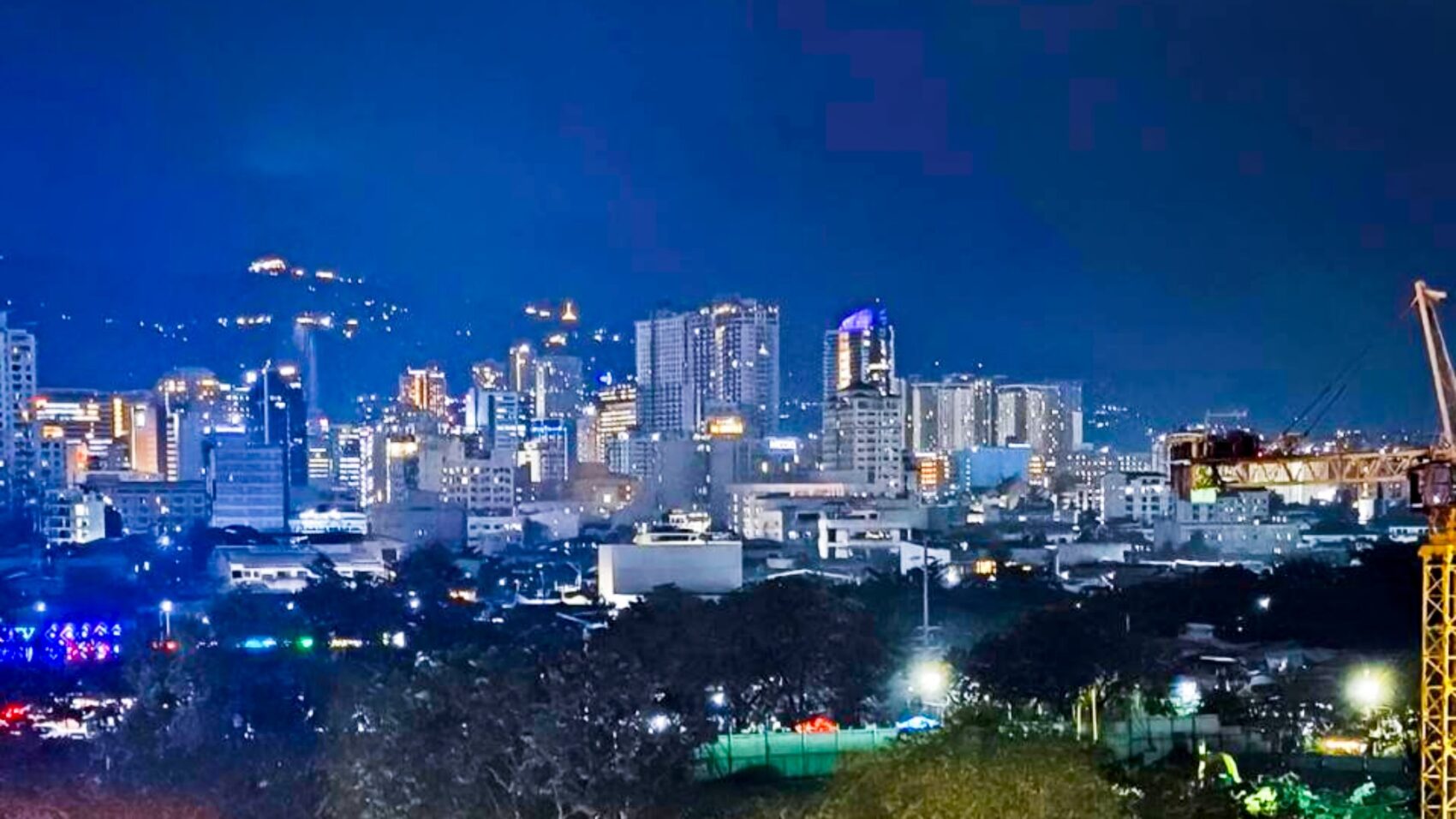 高層建築が立ち並ぶセブ市内の夜景
