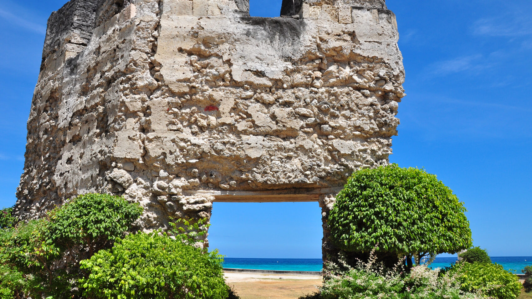 オスロブ中心部の海沿いに残る石造りの見張り塔